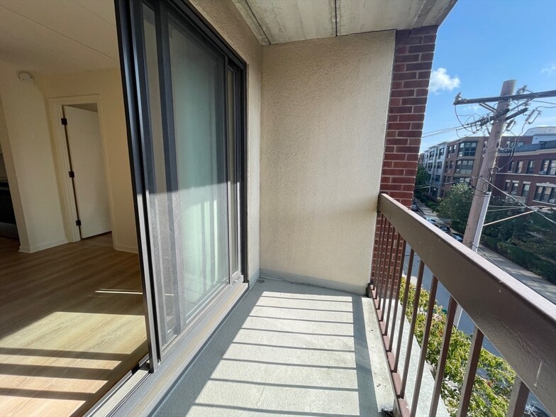 Building Photo - 85 Brainerd Rd