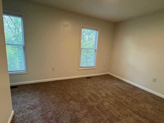 Building Photo - Spacious Home With 2 Suites & Walk-Out Bas...