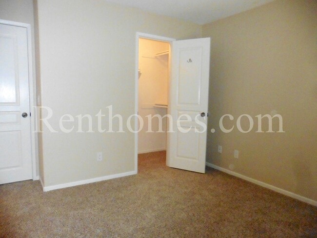 Building Photo - 568 Almond Rd