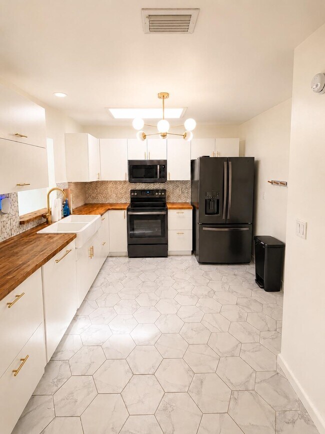 Building Photo - 534 Sevilla Dr