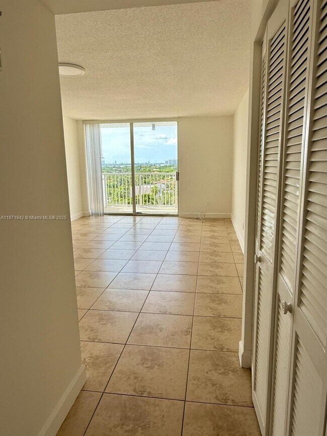 Building Photo - 2000 NE 135th St