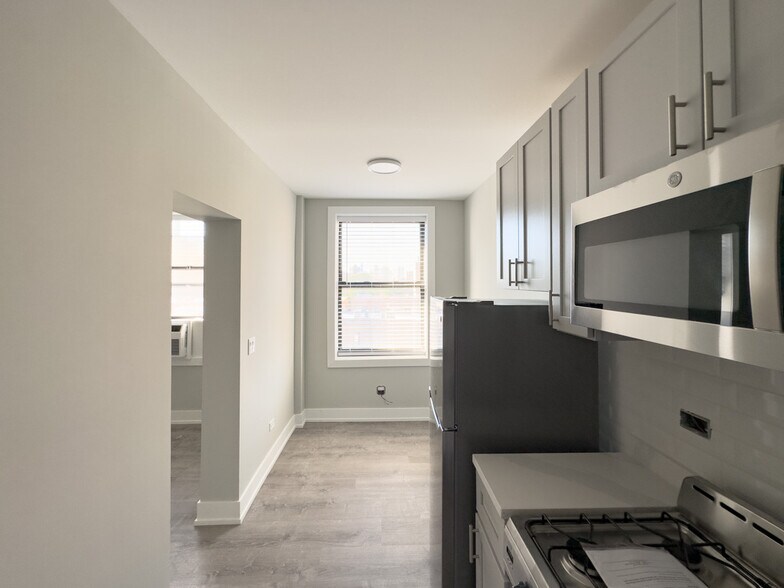 Building Photo - 508 W Belmont Ave