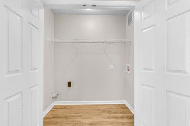 Building Photo - 2 Bed 2.5 Bath Townhome