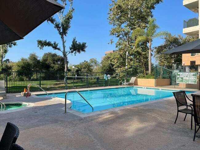 Building Photo - 640 Camino De La Reina