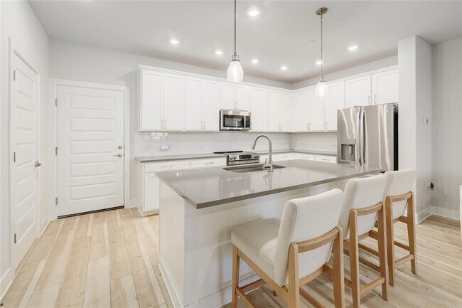 Building Photo - 207 Flowers Ave