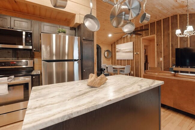 Building Photo - 521 Baywood Dr