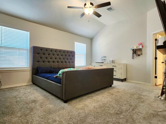 Building Photo - 18600 Luna Dr