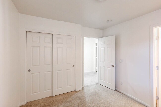 Building Photo - Beautiful 3 Bed Home With 3 Full Baths And Bed and Full Bath On 1st Floor