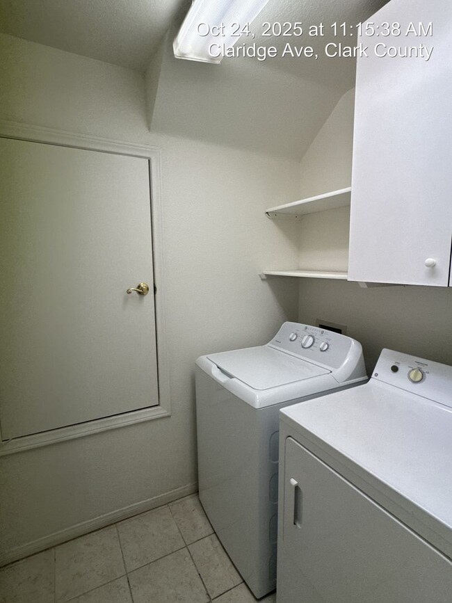 Building Photo - Tri-Level Home with Pool & Spa in Henderso...