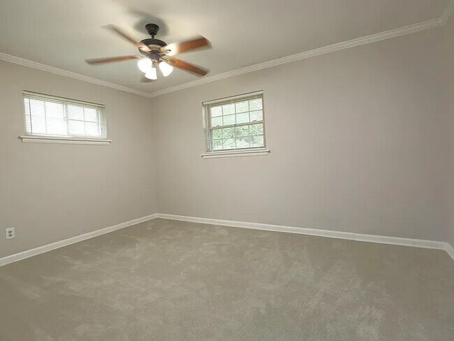 Building Photo - 3 bedroom 2 bathroom