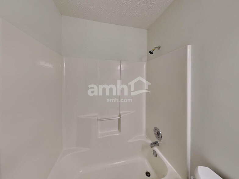 Building Photo - 6028 Woodcreek Dr