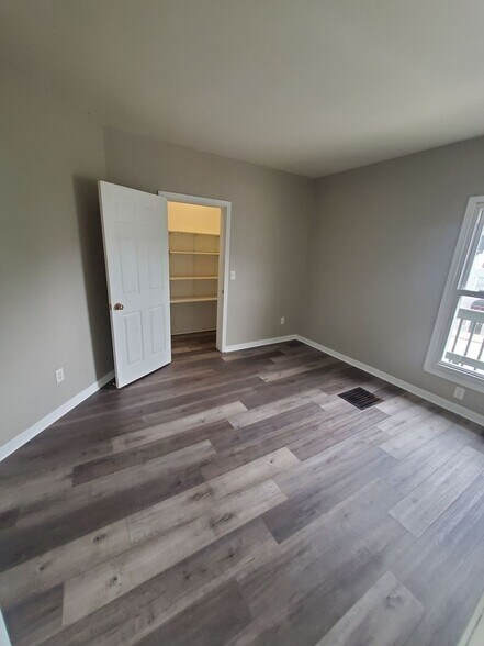 Building Photo - 1655 N Van Buren St