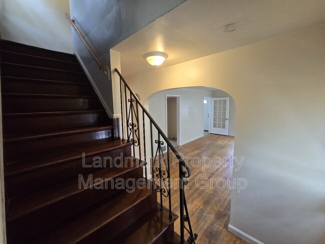 Building Photo - 15205 Maplewood Ave