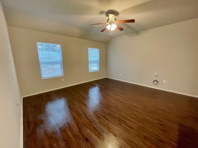 Building Photo - Three bed,  two bath in Valley View available now