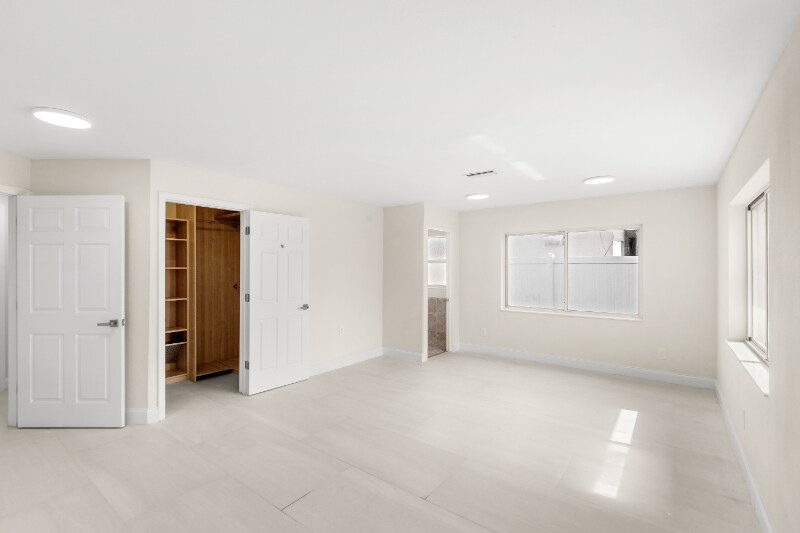 Building Photo - 4604 S Shore Rd
