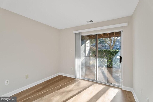 Building Photo - 3321 Sir Thomas Dr