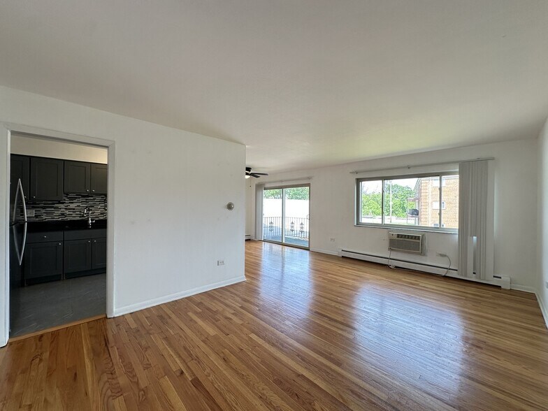 Building Photo - 1653 Oakwood Ave