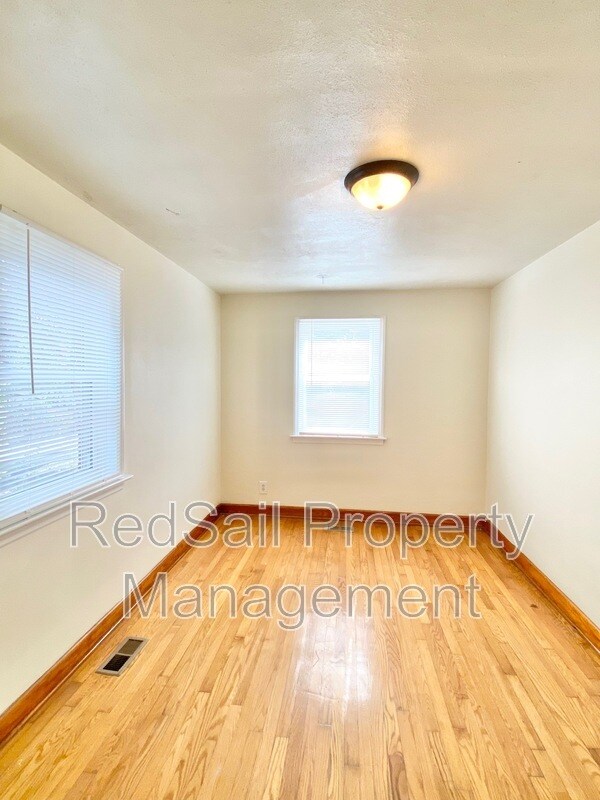 Building Photo - 409 W 38th St