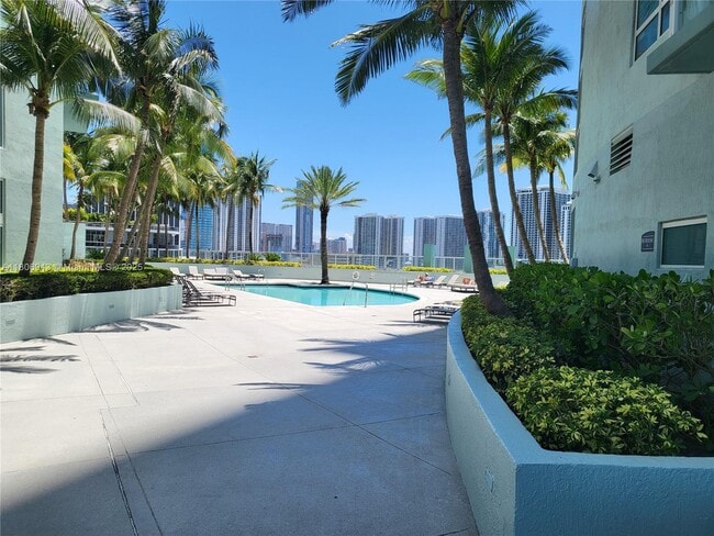 Building Photo - 1900 N Bayshore Dr