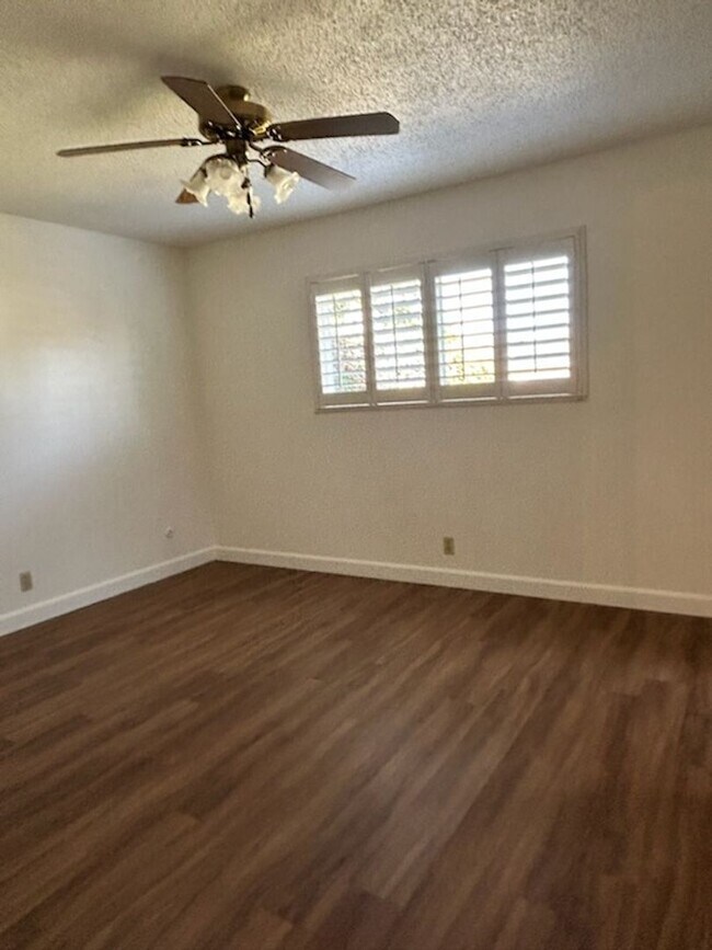 Building Photo - 749 E Wrenwood Ln