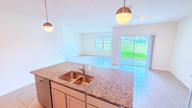 Building Photo - Charming Deltona 4/2 Ready for Move-in!