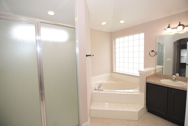 Building Photo - Huge 4 Bed 3 Bath Home w FENCED YARD and SCREENED LANAI for Rent!