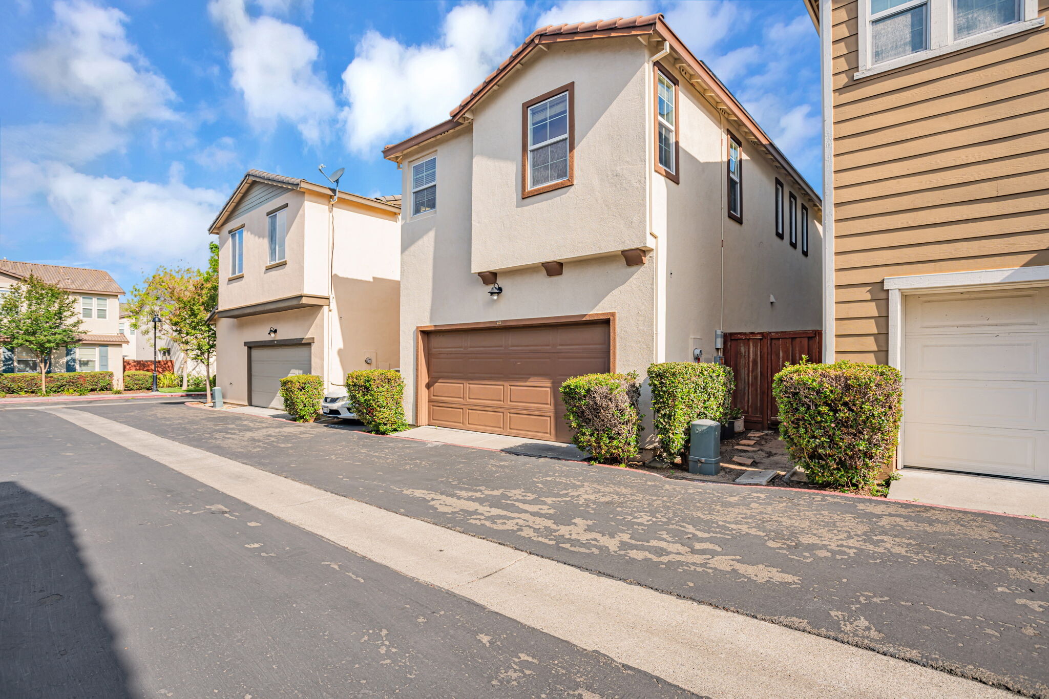 Building Photo - 1658 Glenmore Dr