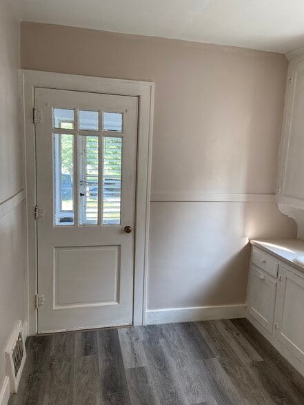 Building Photo - 7532 Jefferson Ave