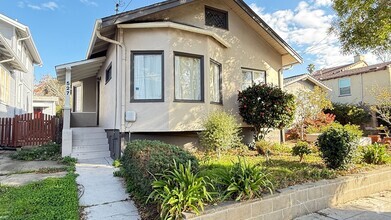 Building Photo - Awesome California Bungalow in Albany