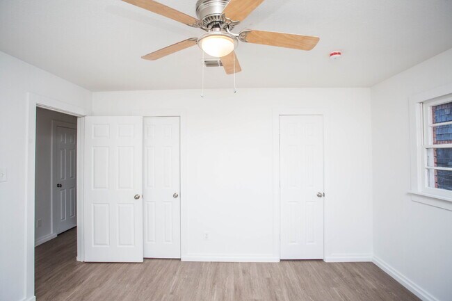 Building Photo - Fully Renovated 3/2/2!