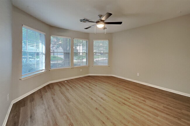 Building Photo - 10 Windswept Oaks Pl