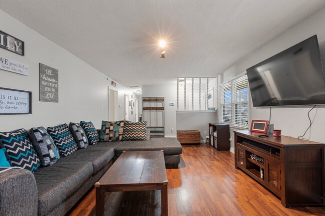 Building Photo - 3012 Fielding Rd