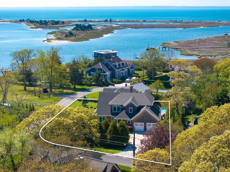 Building Photo - 32 W Neck Cir