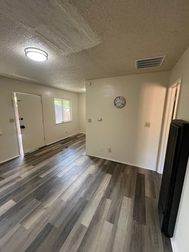Building Photo - Oroville one bed one bath duplex for rent.
