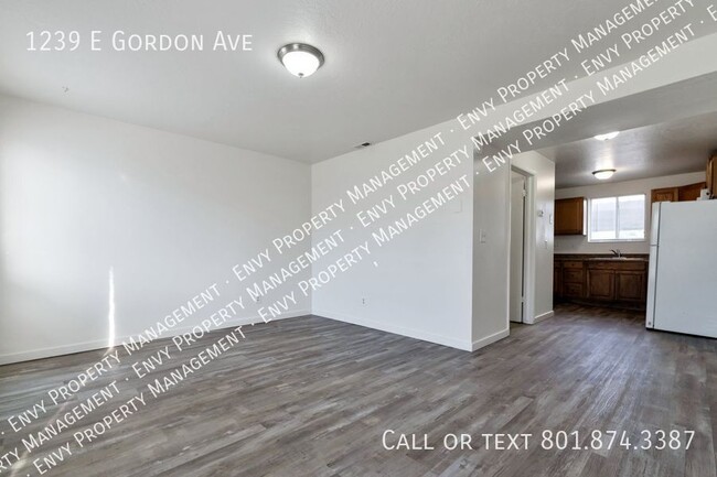 Building Photo - Cozy 2 Bed, 1 Bath Pet-Friendly Home with ...