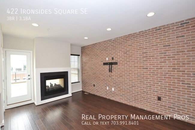 Building Photo - 422 Ironsides Square SE