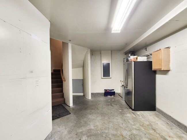 Building Photo - Spacious Townhouse in San Mateo