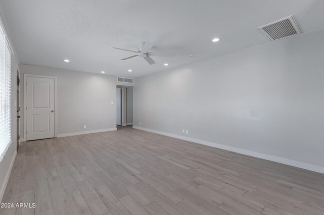 Building Photo - 607 E Encanto Dr