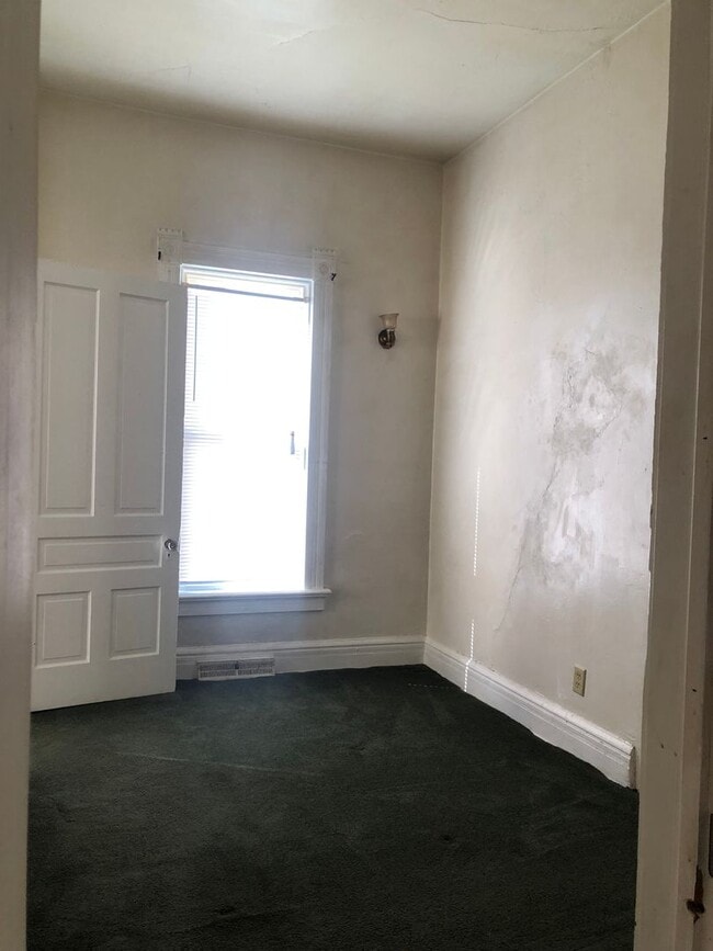 Building Photo - 2 Bedroom 1 bath