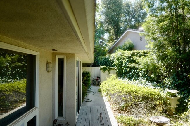 Building Photo - Coming Soon! Cozy home in South Pasadena.
