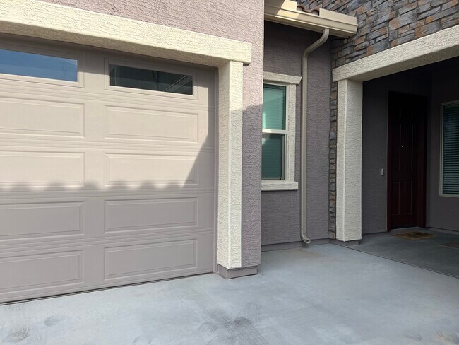 Building Photo - 19605 W Cheery Lynn Rd