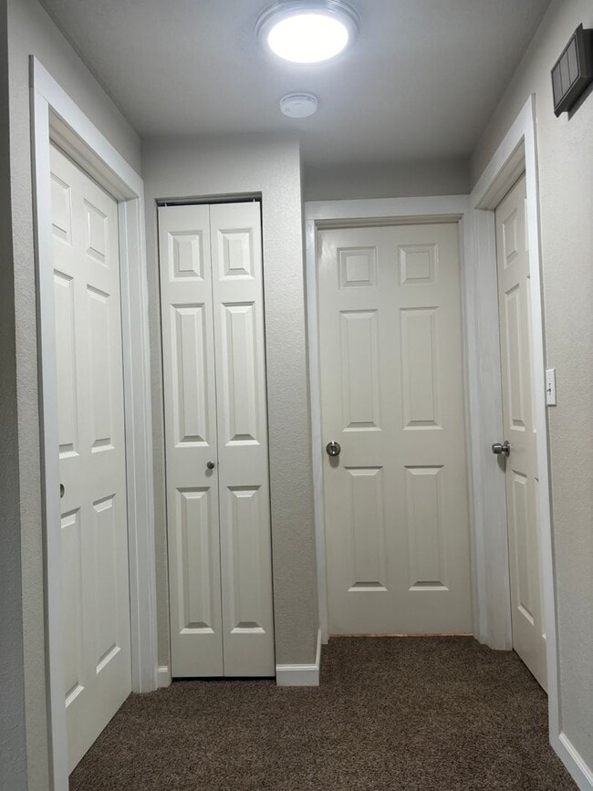 Building Photo - Cute 2 bedroom west Roseburg duplex with carport