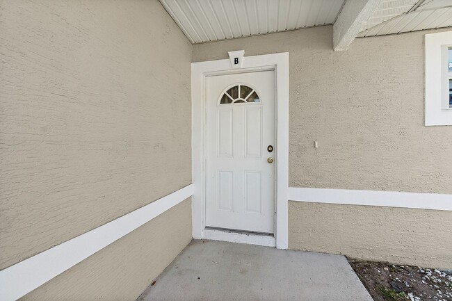 Building Photo - Spacious 3 Bedroom 2 Bath Duplex in Pine G...