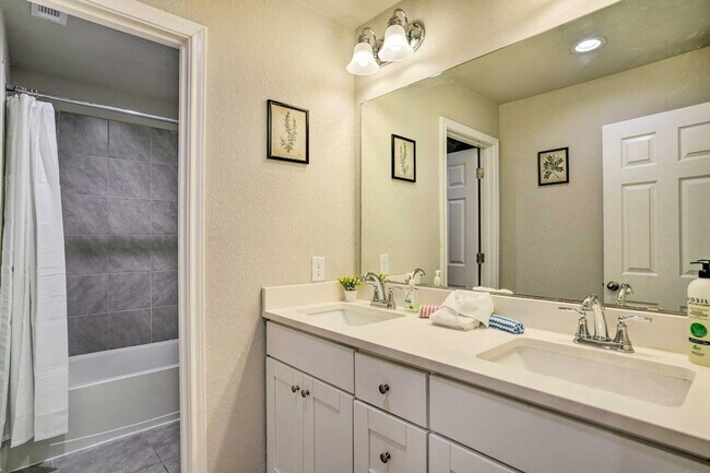 Building Photo - 5603 Chestnut Xing