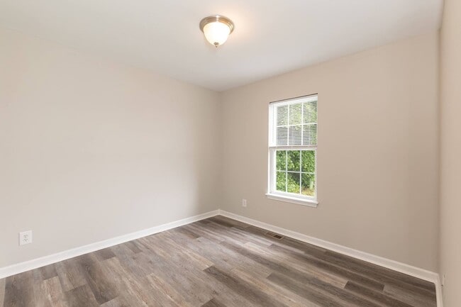 Building Photo - Charming 3 Bed/2 Bath Minutes Away From El...