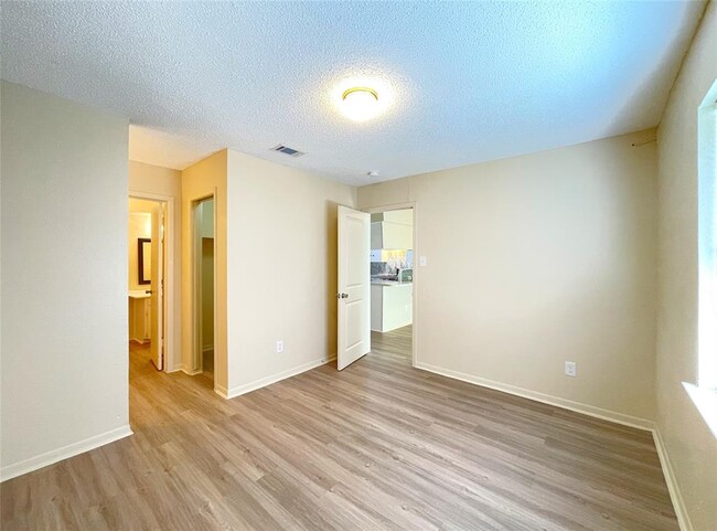 Building Photo - 902 N Meadows Dr