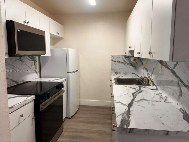 Building Photo - 7231 Miami Lakes Dr