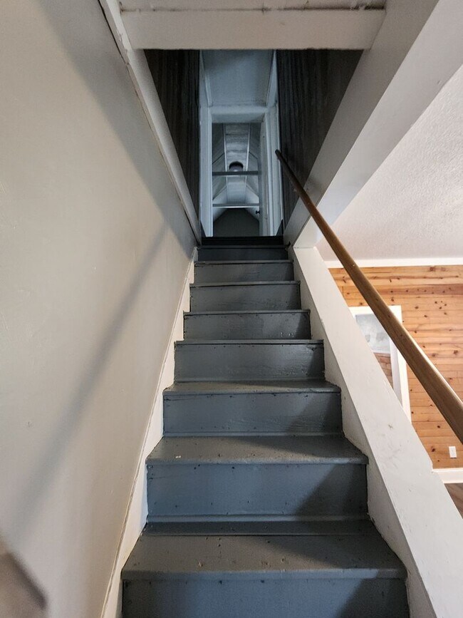 Building Photo - 4 Bedroom 1 bath