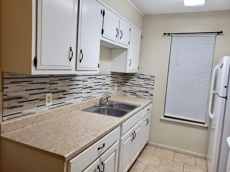 Kitchen - 605 Lilac