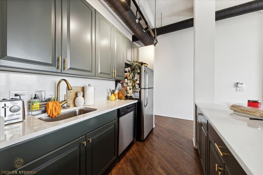 Building Photo - 1720 N Marshfield Ave